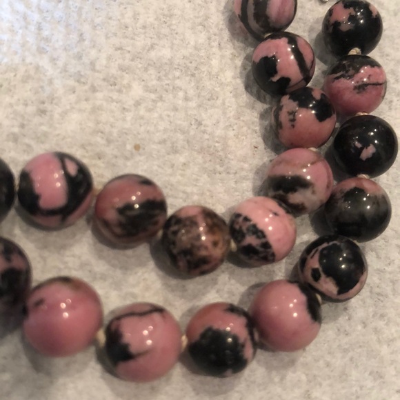 Rhodonite beaded necklace & matching earrings - Picture 5 of 8